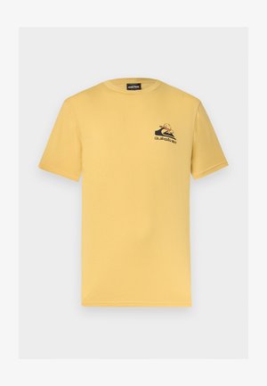 Camiseta amarilla de manga corta con un pequeño gráfico en negro y marrón y el logo de Quiksilver en el lado izquierdo del pecho.