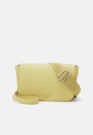 Sac bandoulière en cuir jaune avec une sangle tissée réglable et un petit logo embossé sur le rabat avant.