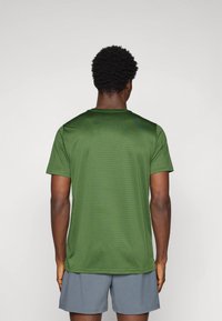 New Balance Spordi T-särk - dark alpine green