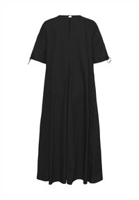 Robe longue noire à manches courtes, coupe ample et fermeture dans le dos avec un bouton et une ouverture en forme de gouttière.