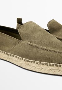 Hellbraune Veloursleder-Espadrilles zum Hineinschlüpfen mit geflochtenen Jutsohlen und sichtbaren Nähten entlang des oberen Randes.