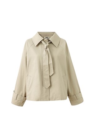 Veste courte beige avec col large, manches longues avec lanières aux poignets, poches latérales et détail à nouer à l'avant au niveau du cou.