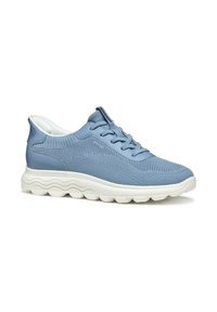 Zapatilla de malla azul claro con un upper texturizado, suela blanca ondulada y diseño con cordones. Cuenta con un cuello y lengua acolchados para mayor comodidad.