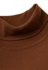 Brązowy sweter z golfem z prążkowanej tekstury, dopasowanym kołnierzem oraz miękkim, dzianinowym wzorem. Skup się na gładkiej, ciepłej tkaninie.