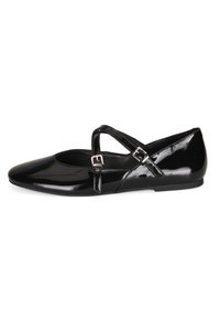 Zwarte gepatenteerde leren ballerina met een spitse neus, voorzien van gekruiste enkelbanden die met gespen zijn vastgezet en een lage hak.