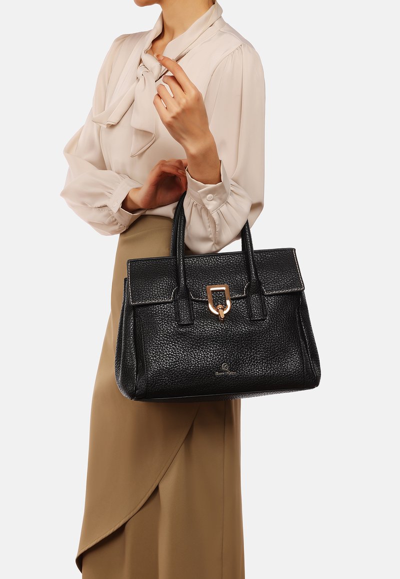 Borsa a tracolla in pelle nera con texture, design strutturato, dettagli in ottone dorato, doppi manici e chiusura a patta.