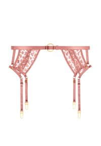 Garter belt en dentelle et satin de couleur rose pâle, avec des garnitures dorées, des bretelles réglables et un détail en forme d'anneau central avec un design semi-transparent.