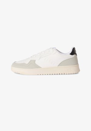Baskets basses blanches avec accents en suède gris clair, lacets sur le devant et semelle beige, avec languette de talon noire avec détail du logo.
