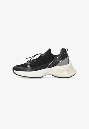 Baskets athlétiques noires et grises avec empeigne tricotée, semelle blanche épaisse, verrouillage des lacets et logo de la marque sur le côté et le talon.