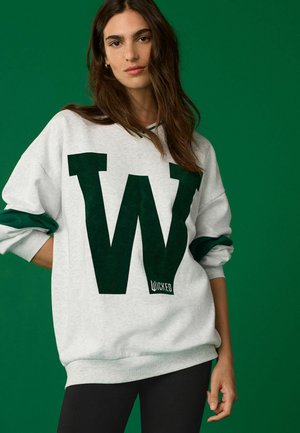 Grauer Hoodie mit dunkelgrünem "W"-Logo, kontrastierenden grünen Ärmeln, gerippten Bündchen und unterem Saum. Das Material wirkt weich und bequem.