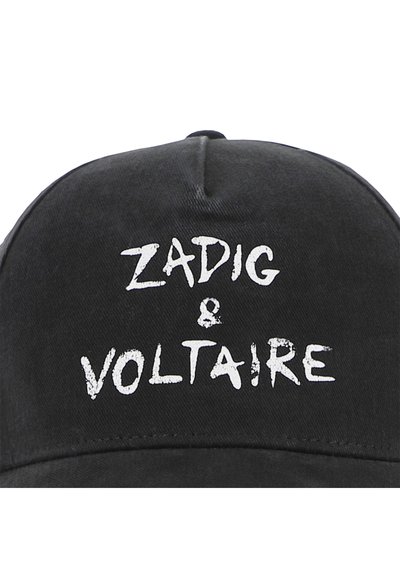 Μαύρο καπέλο μπέιζμπολ με λευκό τυπωμένο κείμενο "ZADIG & VOLTAIRE" στο μπροστινό μέρος. Το κείμενο εμφανίζεται με φθαρμένη, χαλαρή γραμματοσειρά.
