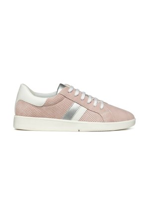 Sneaker in suede rosa con tomaia perforata, dettagli in argento e suola in gomma bianca. Caratterizzate da lacci bianchi e una texture liscia.