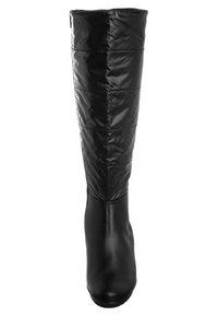 Bota negra hasta la rodilla con parte superior acolchada brillante y sección inferior de cuero suave. Presenta una punta redondeada y un sutil detalle de costura.