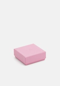 Boîte en carton rose, de forme carrée avec une finition texturée et un design en relief sur le couvercle. Fermée, sans contenu visible.