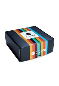 Scatola rettangolare nera con una fascia a strisce colorate e un logo di gatto. Superficie liscia, con un logo bianco prominente al centro.