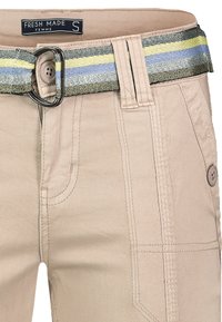 Beige broek met een brede, multicolore riem met zilveren en blauwe strepen. Inclusief voorste knoop en een top-stitch detail.