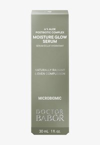 Confezione a scatola verde per il siero Doctor Babor Moisture Glow. Il testo evidenzia aloe, idratazione e benefici microbiomici. Dimensione: 30 mL.