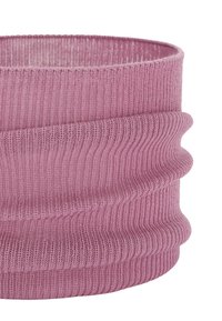 Gehaakte mand in zacht roze. Heeft een ribbelstructuur, cilindervorm en licht elastische zijkanten, wat flexibele opslag of tentoonstelling mogelijk maakt.