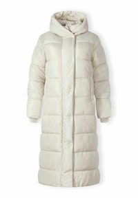 Manteau long rembourré en beige clair avec une capuche, doté d'une fermeture à boutons-pression, de poignets côtelés et d'une texture matelassée sur l'ensemble.