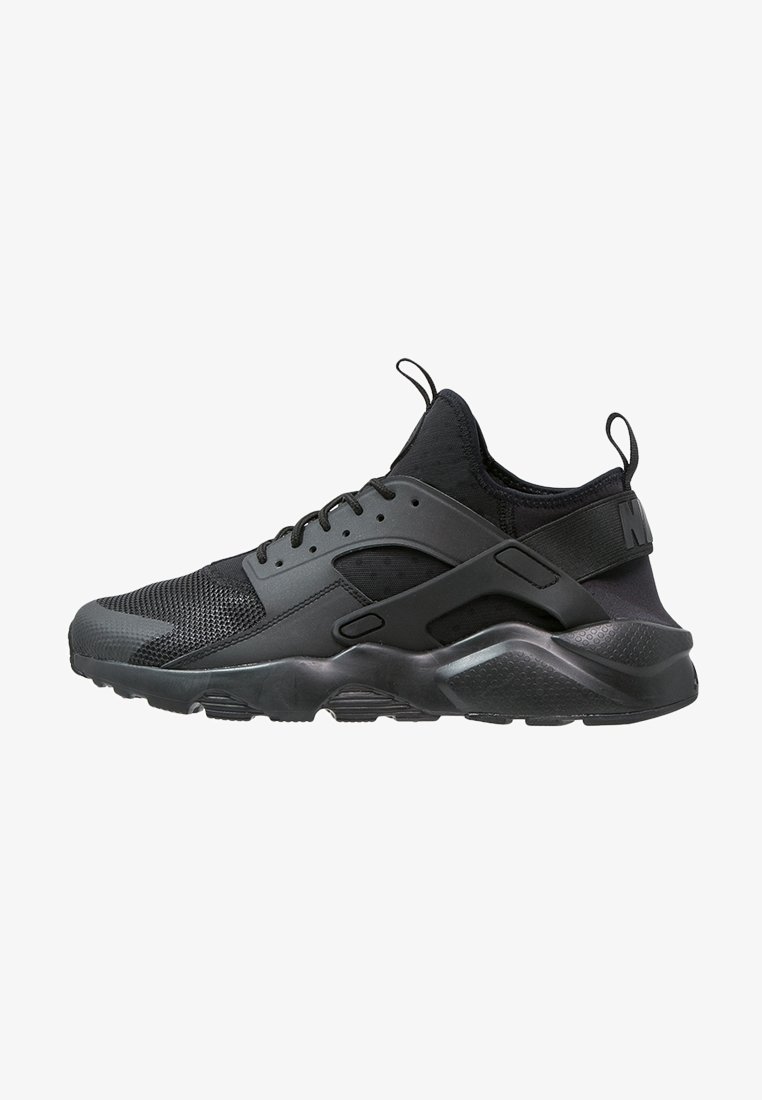 Baskets de sport noires avec embout en mesh, semelle épaisse et amortissante, fermeture à lacets à l’avant, et languette à l’arrière et sur la languette.