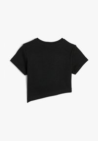 Sort ribbet crop top med korte ærmer og rund halsudskæring. Asymmetrisk kant med en let længere bag. Ingen synlige mønstre eller akcentuer.