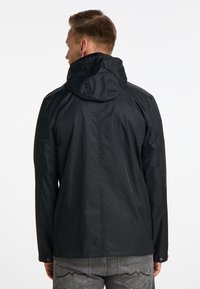 Sort vandtæt jakke med hætte, der har en glat tekstur og et enkelt design. Bagsiden viser rene linjer og minimal hardware detaljer.