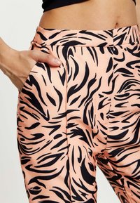 Liquorish WITH SLIT DETAIL - Trousers - red