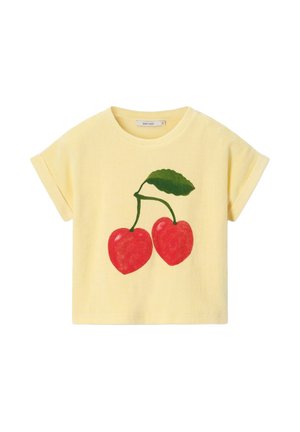 Chemise courte jaune à manches courtes avec un grand motif cerise rouge et une feuille verte sur le devant.