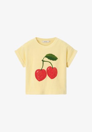 Chemise courte jaune à manches courtes avec un grand motif cerise rouge et une feuille verte sur le devant.
