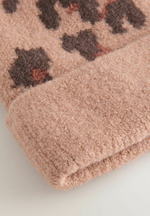 Strickmütze in hellrosa mit dunkelbraunen und rötlichen Mustern. Strukturiertes, weiches Material; umgeschlagener Saum sichtbar.
