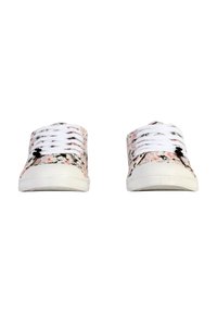 Baskets en toile à motif floral avec des lacets blancs, une semelle en caoutchouc texturée blanche et un motif de fleurs coloré dans des tons de rose, noir et vert.