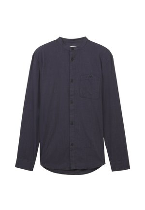 Tummansininen pitkähihainen paita, jossa on bändikaulus, etunapit, rintatasku ja teksturoitu kangas. Sisältää kaarevan helmuksen.