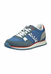 Baskets bleu et gris avec des lacets blancs, semelle en caoutchouc, accents rouges et talon texturé. Présente une marque sur le côté et un col rembourré.