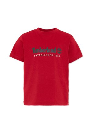Czerwona koszulka z krótkim rękawem z zielonym logo Timberland i napisem "Established 1973" nadrukowanym z przodu.