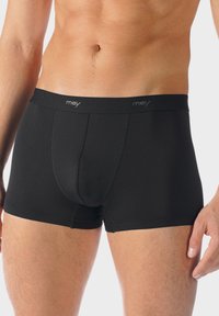 Boxers noirs en tissu lisse, avec unelarge ceinture élastique à logo, coupe ajustée et coutures minimales pour un confort optimal.