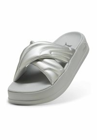 Sølv slidesandal med bred tværremsdesign, lavet af blank syntetisk materiale, og har en tekstureret gummisål for bedre greb.