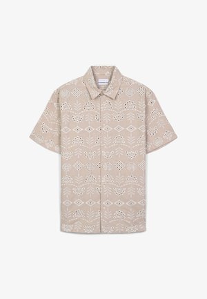Camicia beige a manica corta con ricami bianchi di pattern floreali e geometrici, colletto button-down e vestibilità rilassata.