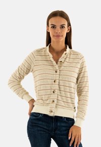 Cardigan a rayas en crema y beige con un cierre frontal de botones, puños y dobladillo acanalados. Textura suave y detalles de botones naturales.