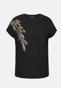 T-shirt noir à manches courtes avec une broderie complexe de feuilles dorées et argentées sur l'épaule gauche, au design décontracté.
