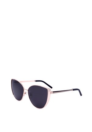 Occhiali da sole stile cat-eye con lenti nere e sottili montature in oro rosa, con punte nere sulle aste su sfondo bianco.