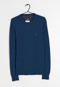Blauer Strickpullover mit langen Ärmeln, Rundhalsausschnitt und gerippten Bündchen. Verfügt über ein kleines gesticktes Logo auf der Brust in kontrastierenden Farben.