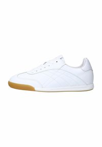 Witte sportieve schoen met een glad leren bovenwerk, een zool van naturel rubber en een gestikte streeppatroon aan de zijkant. Klassiek veterschoen ontwerp.