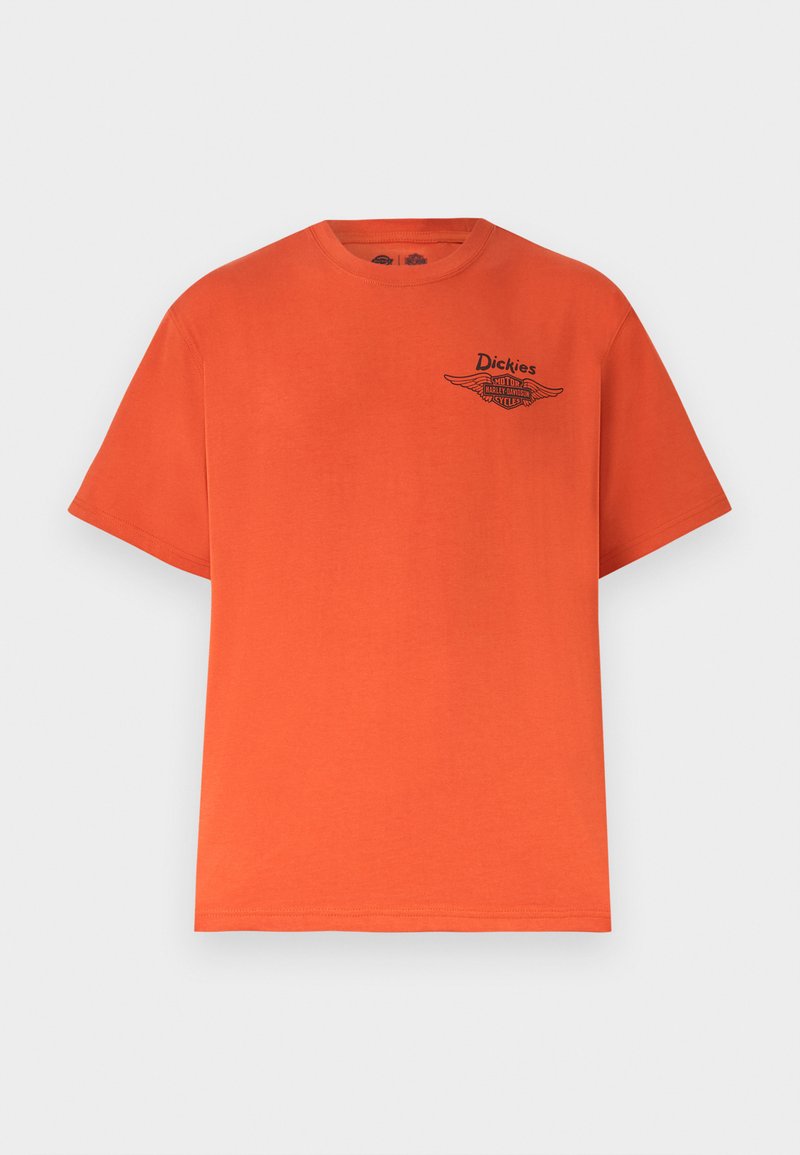 Helles orangefarbenes T-Shirt mit kurzen Ärmeln, rundem Ausschnitt und kleinem schwarzem Dickies- und Harley-Davidson-Logo auf der linken Brust.