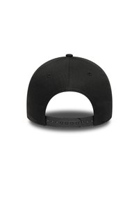 Cappello nero con visiera piatta, chiusura posteriore a scatto e fori di ventilazione per la traspirabilità. Tessuto liscio senza pattern o loghi aggiuntivi.