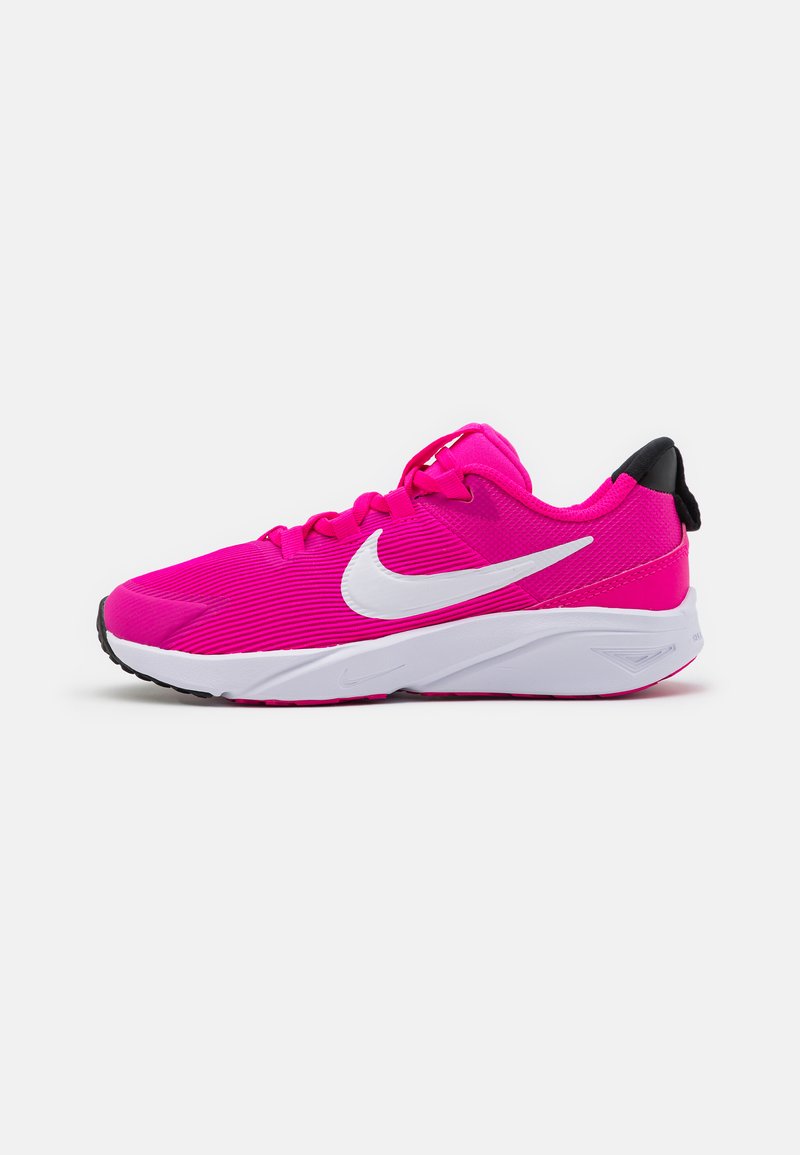 Chaussure de sport rose avec une tige texturée, logo swoosh blanc et accent noir au talon. Elle présente une semelle rembourrée et un système de laçage.