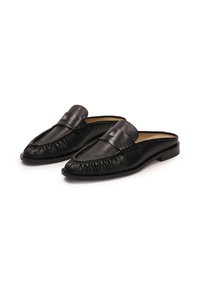 Muli din piele neagră, tip slip-on, cu bot rotund, detalii adunate pe partea din față și un accent subtil al logo-ului pe partea superioară.