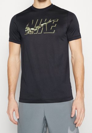 Dunkelgraues Nike T-Shirt mit kurzen Ärmeln und einem Camouflage-Texturlogo in Schwarz und Grün auf der Brust. Glattes, leichtes Material.