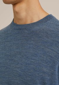 Kék kötött pulóver kerek nyakkal, texturált, kevert anyaggal. Simas surface finom melírozott befejezéssel.