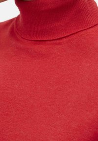 Maglione girocollo rosso realizzato in morbido tessuto a maglia testurizzata, con un collo a coste aderente e un corpo liscio.