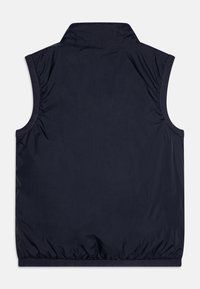 Gilet senza maniche blu navy in tessuto leggero e liscio, con colletto alto, orlo elastico e cuciture laterali arricciate per un look aderente.